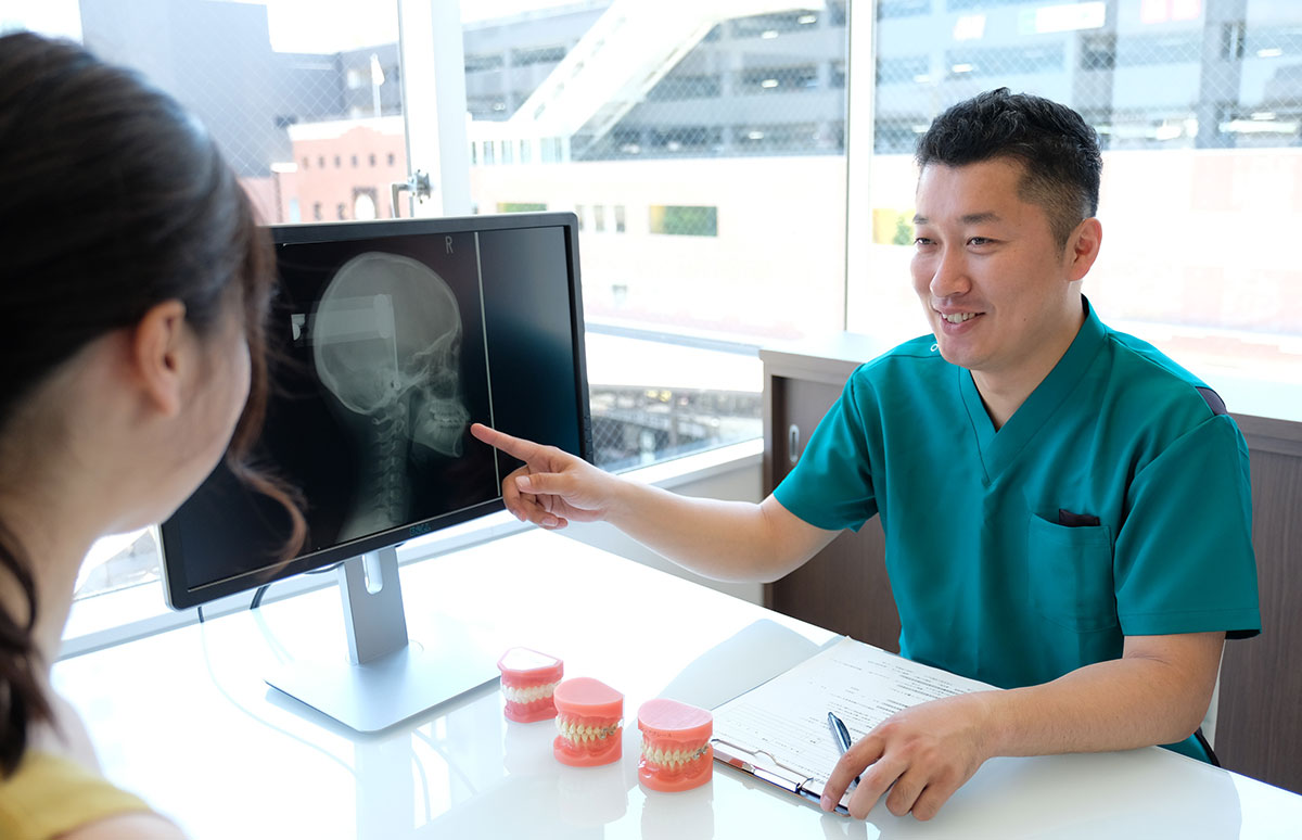 矯正治療を専門に行う歯科医師による治療方針の説明